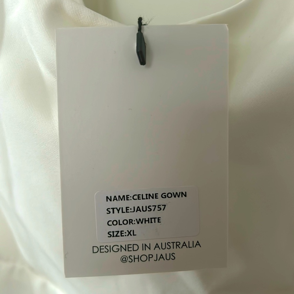 Celine Gown by JAUS
Color: white
Size: XL
Strapless, body hugging bridal gown.